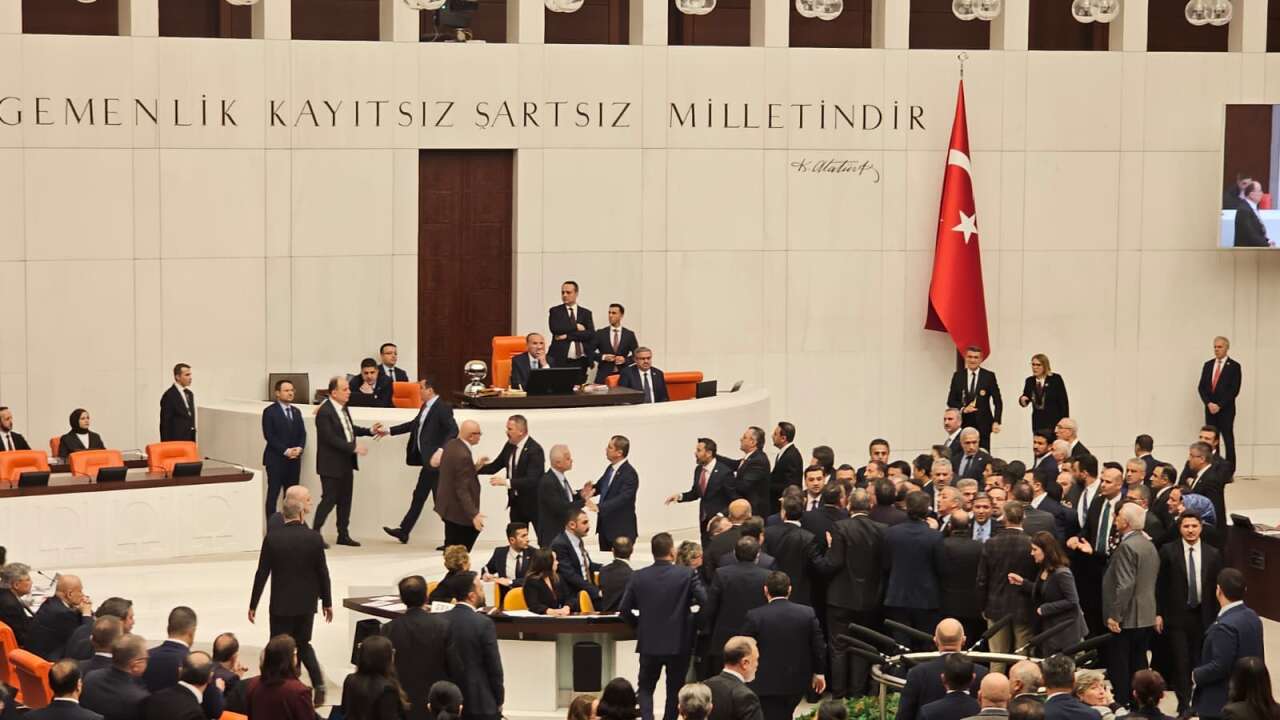 Meclis'te Akın Gürlek kavgası: Osman Gökçek sahnede 6